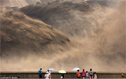 Trước khung cảnh hùng vĩ của đập Tiểu Lãng Để, con người trở nên thật nhỏ bé