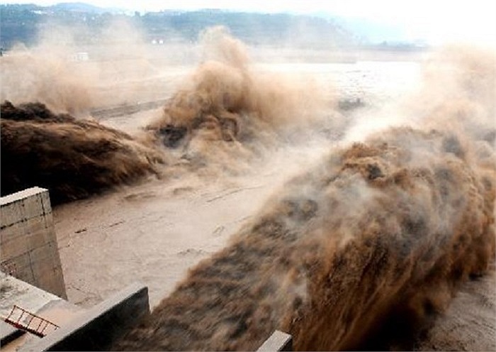 Một số hình ảnh đáng kinh ngạc về cảnh xả lũ ở đập Tiểu Lãng Để