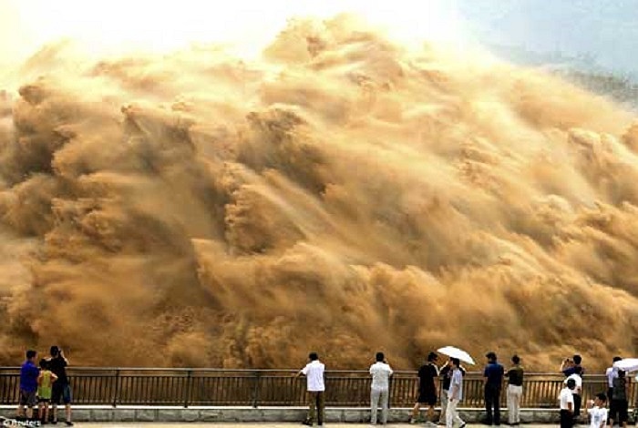 Tiểu Lãng Để là đập đá lõi đất, cao 154m, chiều dài tại đỉnh 1317m