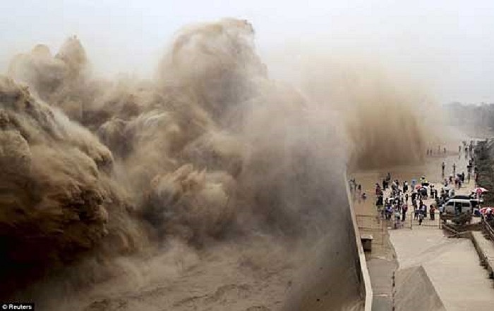 Đập có tổng dung tích 12,65km3 nhằm giảm lũ, kiểm soát lượng bùn cát, tưới, cấp nước, phát điện