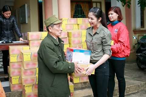 Ngọc Hân nghẹn ngào trước bà con vùng lũ Quảng Bình