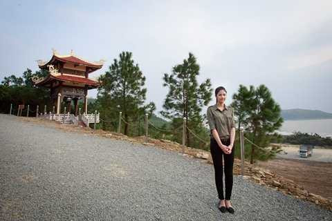 Ngọc Hân nghẹn ngào trước bà con vùng lũ Quảng Bình