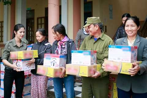 Ngọc Hân nghẹn ngào trước bà con vùng lũ Quảng Bình