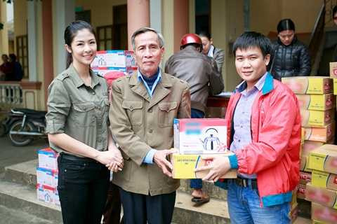 Ngọc Hân nghẹn ngào trước bà con vùng lũ Quảng Bình