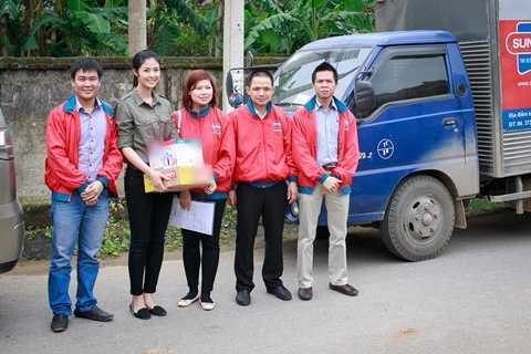 Ngọc Hân nghẹn ngào trước bà con vùng lũ Quảng Bình