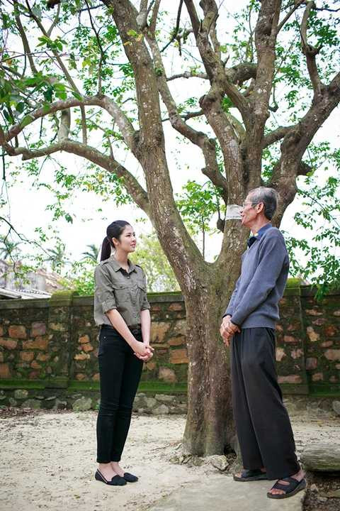 Ngọc Hân nghẹn ngào trước bà con vùng lũ Quảng Bình