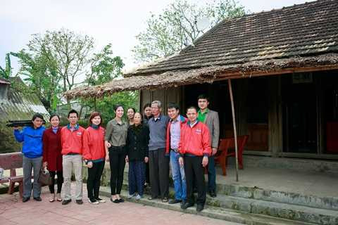 Ngọc Hân nghẹn ngào trước bà con vùng lũ Quảng Bình