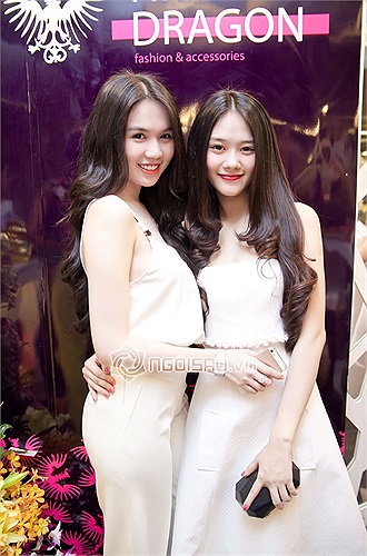 Ngọc Trinh, Linh Chi như chị em song sinh trong lớp trang phục tone trắng gợi cảm. Theo Báo Công Lý.