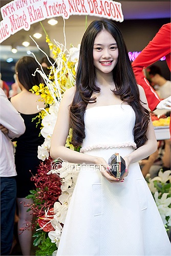 Linh Chi cũng không kém tươi tắn với váy trắng cúp ngực.