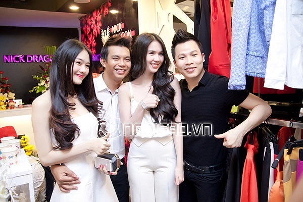 Đi cùng hai người đẹp là ông trùm chân dài Vũ Khắc Tiệp.