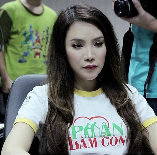 Ca sỹ Hồ Quỳnh Hương trông vô hồn, thất thần với dung nhan trắng bệch. 