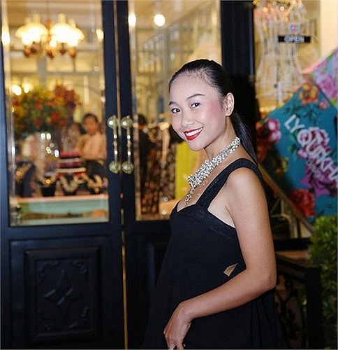 Khuôn mặt và bờ vai của Đoan Trang quá khác biệt về màu da. 