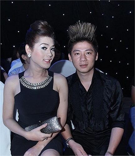 Lâm Chi Khanh cũng là cái tên thường được nhắc trên mặt báo bởi khuôn mặt trắng đơ như tượng sáp. Trong một sự kiện, cô đánh phấn quá tay, lộ rõ sự đối lập giữa khuôn mặt trắng và lưng đen. 