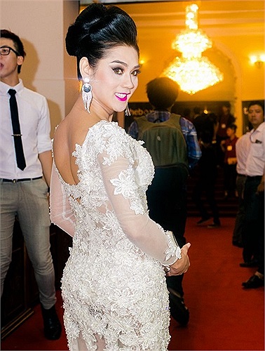 Lâm Chi Khanh cần khắc phục những lỗi trang điểm cơ bản này để che khuyết điểm 'nam tính' và trở nên mềm mại, nữ tính hơn. 