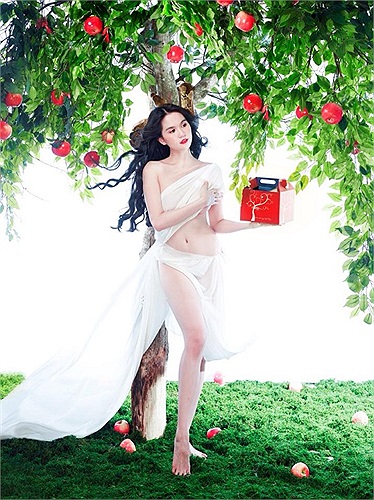 Angela Phương Trinh, Ngọc Trinh, Elly Trần hay Jennifer Phạm trở thành 'Bà Noel' nóng bỏng nhất mùa giáng sinh này?