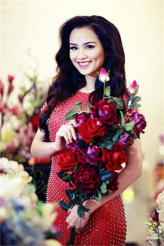Hoa hậu Diễm Hương cũng tông màu đỏ rực.