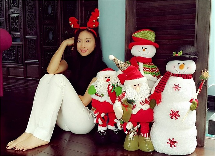 Ngô Thanh Vân cũng giản dị không kém bên những món đồ trang trí Noel. Ảnh: Tổng hợp.
