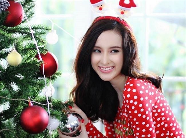 Angela Phương Trinh xinh đẹp khi diện cả cây chấm bi đỏ đúng không khí giáng sinh.