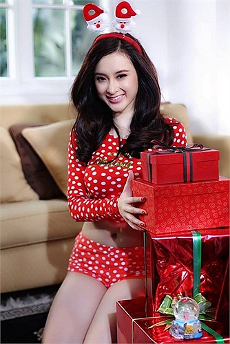 Bộ đồ khá kiệm vải giúp Angela Phương Trinh trở nên nóng bỏng.