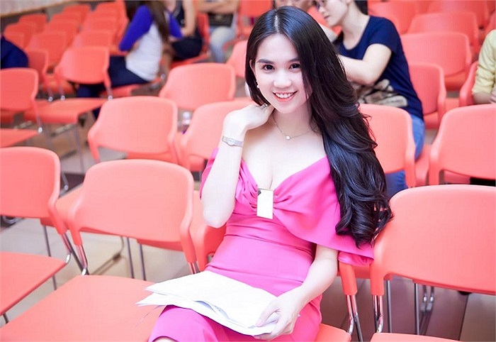 Người đẹp khoe làn da trắng không tì vết khi xuất hiện trong sự kiện ra mắt hãng mỹ phẩm của chính mình.