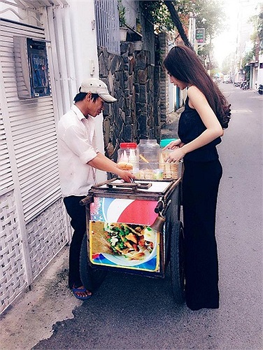 Thủy Tiên và sở thích ăn vặt vỉa hè.