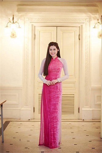 Tú Anh xinh đẹp trong tà áo dài.
