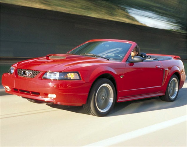 Khi ra mắt, Ford Mustang GT Convertible đời 2002 gần như một mình một chợ khi hai đối thủ trực tiếp là Chevrolet Camaro và Pontiac Firebird bị khai tử 