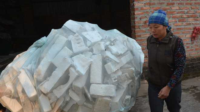  Hằng ngày, chị Nguyễn Thị Thuật vật lộn với đống phế liệu để mưu sinh.