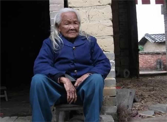 Tháng 2/2012, cụ bà Li Xiufeng (95 tuổi) bị ngã, chấn thương ở đầu. Thấy cụ bất tỉnh và không còn thở, gia đình đặt cụ trong một quan tài. 6 ngày sau, khi tổ chức tang lễ, mọi người hoảng hốt khi thấy cụ Liu đang nấu ăn trong bếp. 