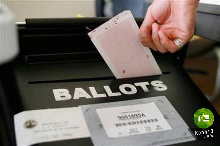 Năm 2012, khi Houston(Mỹ) đang điền vào lá phiếu bầu cử thì nghe thấy tiếng phụ nữ la hét kêu cứu và phát hiện chồng người đàn bà này bị ngất xỉu, tim ngừng đập. Nhưng sau đó vài phút, người đàn ông đã tỉnh lại. 