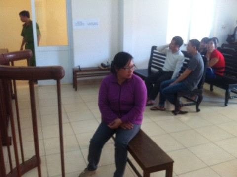 lột đồ, đánh ghen, tình địch.