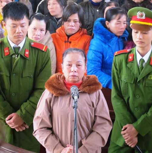 Bị cáo Nguyên Thị Hồng tại phiên tòa.