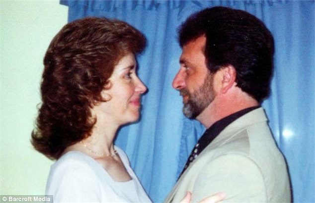 Ông đã mắc bệnh ung thư hiếm, sau phẫu thuật 12 giờ, ông mất mũi, môi và vòm miệng trên, một phần trán. 