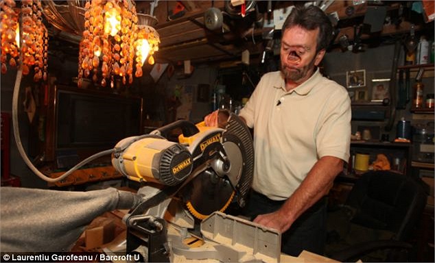 Ông đành tháo bộ phẩn giả ra khỏi khuôn mặt.