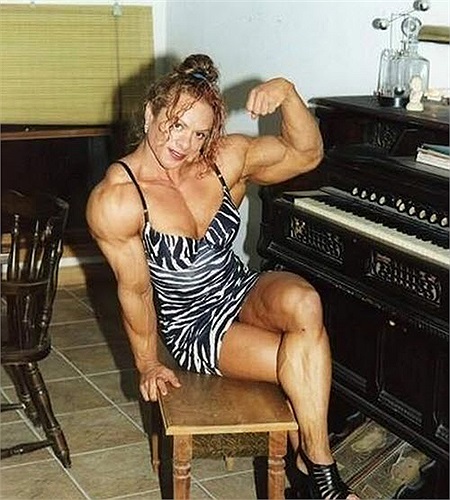 Tạo dáng sexy không quên khoe cơ bắp của mình.