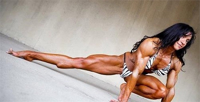 Tạo dáng khoe cơ bắp