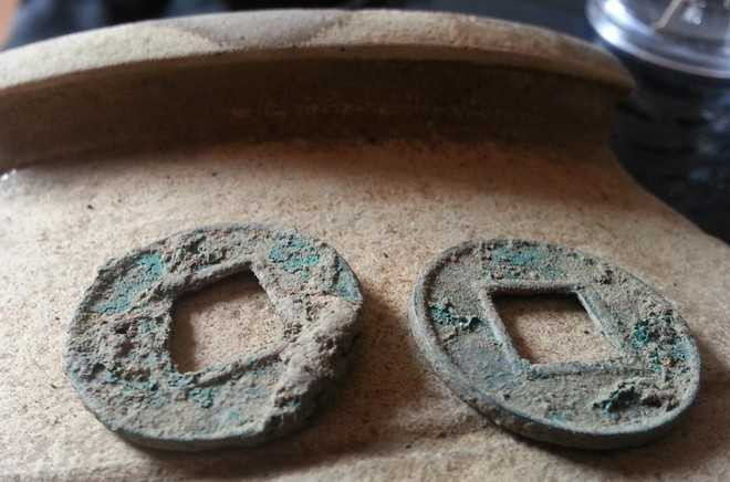 Cận cảnh đồng xu được cho là tiền cổ được phát hiện ở thôn Cổ Hiền, xã Tuyết Nghĩa.