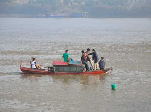  Gia đình vẫn nỗ lực tìm kiếm xác chị Huyền suốt nhiều ngày qua.