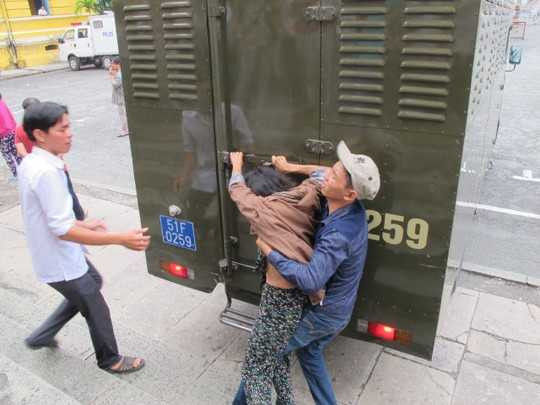 Người nhà kẻ chặt tay cô gái cướp SH rượt đánh luật sư tại tòa