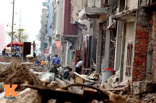 Sau thời gian 'đắp chiếu', đến đầu năm 2013, UBND quận Đống Đa cho biết, chỉ riêng 477 phương án đền bù cho các chủ đất nằm trên tuyến đường này đã lên tới 743,5 tỷ đồng