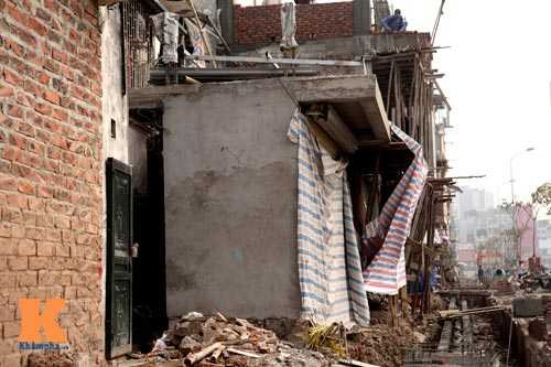 Sau khi được thông xe, trên tuyến đường lộ ra khá nhiều ngôi nhà kì dị. Ngôi nhà này mặt tiền và chiều sâu gần như bằng nhau (chỉ hơn 1m).