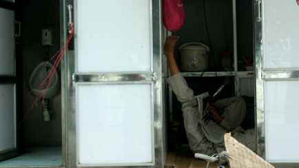 Nhiều nhà vệ sinh tiền tỷ đã bỏ hoang.