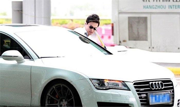 Sun Yang tỏ ra rất cưng chiều chiếc siêu xe đắt tiền này