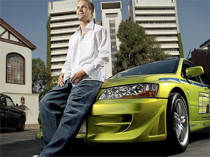 Paul Walker ngồi bên chiếc Mitsubishi EVO 7 mà anh đồng hành trong tập phim Fast and Furious 2.