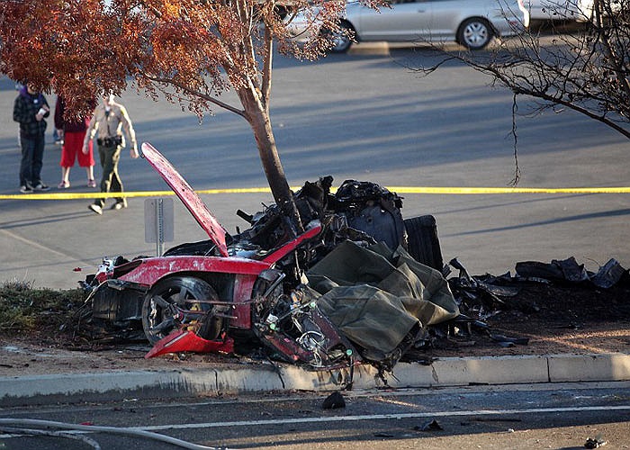 Chiếc xe công suất 605 mã lực do một người bạn anh điều khiển đã mất lái, đâm vào một cột đèn rồi lao tiếp vào một gốc cây và phát nổ. Ảnh Splas New