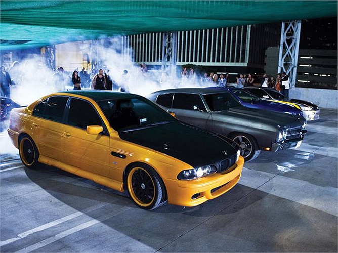 Dàn xe độ trước giờ đua trong một tập phim Fast and Furious