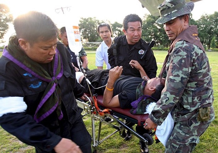Quân đội Thái Lan dùng trực thăng đưa binh sỹ bị thương đi cấp cứu sau vụ đụng độ với binh sỹ Campuchia ngày 15/8/2008