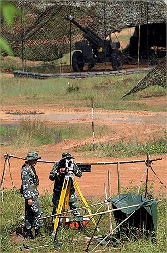 Binh sỹ Thái Lan quan sát địa hình 