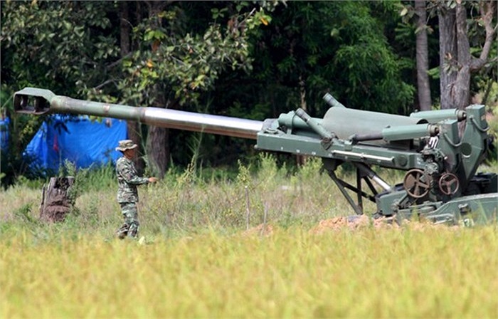 Binh sỹ Thái Lan bố trí vũ khí pháo M198 cỡ nòng 155mm ở khu vực biên giới với Campuchia