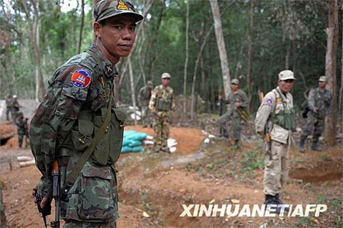 Binh sĩ Campuchia đứng gác gần ngôi đền Preah Vihear 